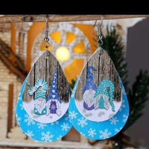 ** BRAND NEW SNOWFLAKE ❄️ GNOME EARRINGS